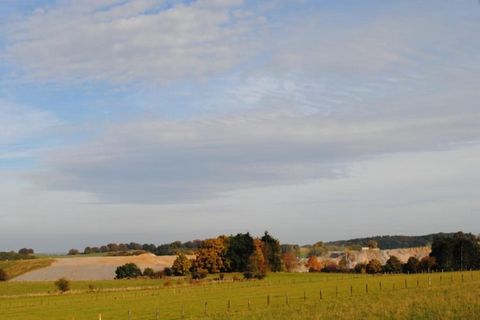 Ten komfortowo i stylowo urządzony apartament znajduje się na parterze, w centrum Madfeld - pięknej wioski otoczonej wzgórzami i łąkami. Goście dysponują również prywatnym tarasem i dużym wspólnym ogrodem ze śliczną altanką. Apartament oferuje wystar...