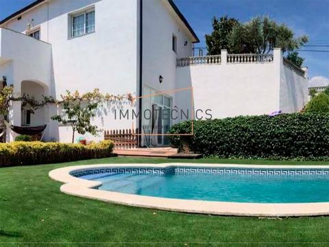 Immotecnics Boutique Real Estate presents this large house with garden and pool in Sant Cebrià de Vallalta. Live in complete tranquility, surrounded by nature and a few minutes from the sea. This fantastic detached house with 4 winds of 325 m² built ...