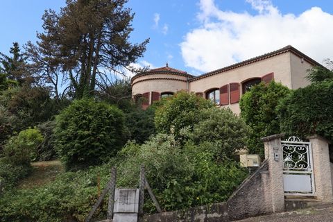 Maison individuelle de 151 m2 habitables, 5 chambres, implantée sur un terrain paysager et clos de 1600 m2