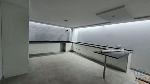 Fantástica Moradia T3 isolada de Arquitetura Moderna com Piscina A moradia é constituída por 3 pisos com áreas generosas e será entregue toda restaurada. Implantada num lote com 3.265m2. É composta por: - 3 suítes; - Garagem fechada para duas viatura...