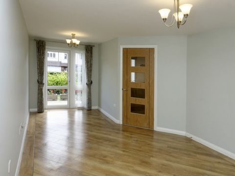 Charmante bejaardenflat op de begane grond - Ideaal gelegen in een rustige en goed onderhouden ontwikkeling, biedt dit prachtige bejaardenappartement met één slaapkamer op de begane grond comfort, veiligheid en gemak in een gewilde wijk van Bury. Met...