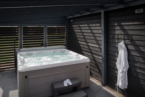 Cette maison de vacances acceptant les animaux de compagnie à Colijnsplaat offre un séjour confortable pouvant accueillir jusqu'à 12 personnes, alliant équipements modernes et cadre côtier paisible. Le spacieux séjour dispose d'une cheminée décorativ...