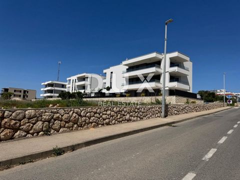 EILAND PAG, NOVALJA - uitzonderlijk appartement met 2 slaapkamers + woonkamer in een hoogwaardig nieuwbouwproject op een aantrekkelijke locatie van een bekende investeerder Wij verkopen een appartement met 2 slaapkamers + woonkamer, gemarkeerd met S-...