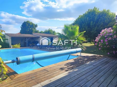 Propriété en pierre avec piscine et jardin arboré.