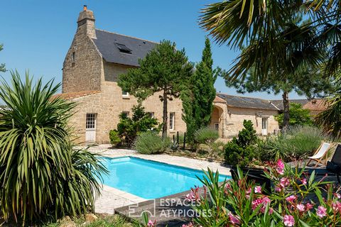 Nestled in the heart of the Anjou countryside, just a few minutes from Doué-en-Anjou, this property covers more than 3 hectares spread over five adjoining plots. Access is via a character porch leading to an inner courtyard around which the main hous...