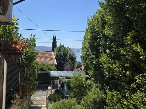 Location: Primorsko-goranska županija, Novi Vinodolski, Novi Vinodolski. For sale an apartment in one of the most beautiful locations of the Crikvenica-Vinodol Riviera, just 130 meters from the sea! The apartment has a total usable area of 51.64 m² a...