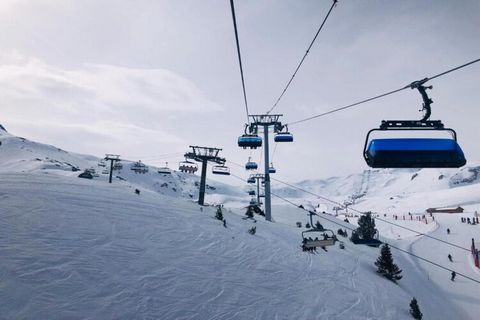 Chalets Altitude is a very luxurious residence, situated in a sunny location at the edge of Les Arcs 2000. The small town centre of Les Arcs 2000 lies just a little bit higher and is simple to reach through a pedestrian lift. This ski lift will set y...