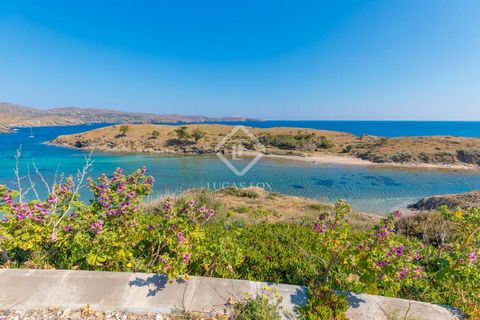 This excellent plot measuirng 3,714 m² is located on the seafront, facing the Island of Port Lligat, in a very quiet and private setting surrounded by green space. It is just a 5-minute drive from Cadaqués, and just below the plot there are two beaut...