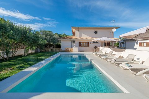 Welcome to this wonderful villa with private pool in Son Serra de Marina. It is perfect for 8 people. The private saltwater pool -measuring 4 x 8 meters and with a depth of 1.20 to 1.80 meters-is perfect for cooling off after a day visiting the north...