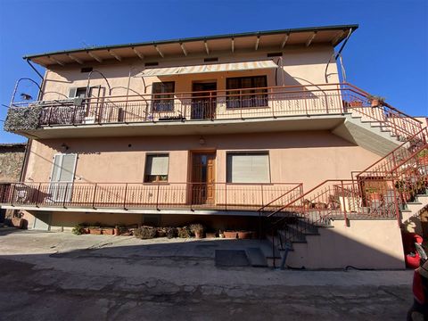 CASTIGLIONE DEL LAGO (PG): In a semi-detached house, independent flat of 130 sqm on the mezzanine floor comprising living room with fireplace, kitchen, three double bedrooms, two bathrooms, utility room and terrace. The property includes garage of 41...