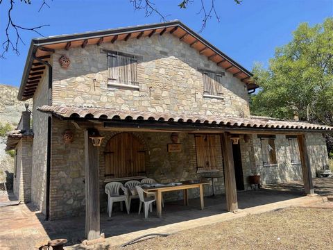 GUBBIO (PG), Monteurbino: Stone farmhouse of 150 sqm on two levels comprising: * Ground floor: large living room with fireplace, kitchen, two double bedrooms and bathroom; * First floor: double bedroom with bathroom. The property includes land of app...