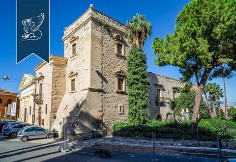 Le château Naselli d'Aragona, dans la province de Ragusa, construit autour du XIIème siècle, est à vendre. La propriété a été transformée en théâtre et prisons au XIXème siècle, jusqu'à ce qu'elle soit vendue à une autre famille aristo...