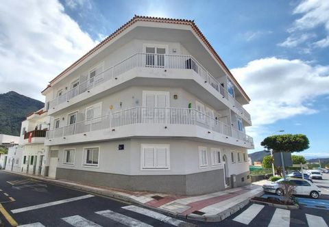 This is a nice and spacious three bedroom apartment situated in the centre of Tamaimo village. It is not a tourist area and is ideal if you want to live in a typical Spanish enviroment. The property is sold fully furnished and has easy access with li...