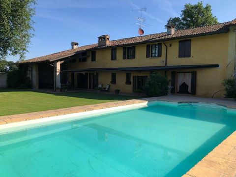 In Castiglione delle Stiviere, in the countryside adjacent to Desenzano del Garda and convenient to the motorway exit, we offer for sale an important 17th century farmhouse, completely and meticulously renovated in 2000. The work carried out was carr...