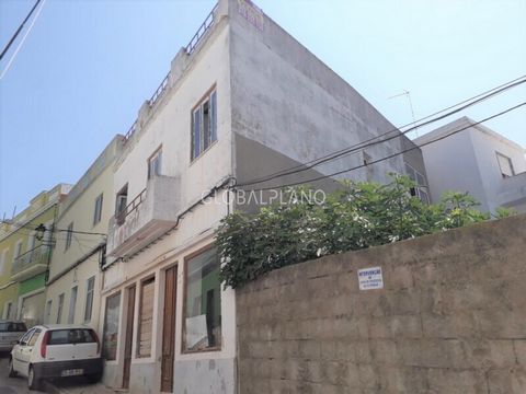 Villa inserted in a historic area of the municipality of Lagoa, to recover. Consisting of two floors, the ground floor consists of two independent entrances, two rooms and a bathroom. On the first floor it is possible to find three bedrooms, a bathro...