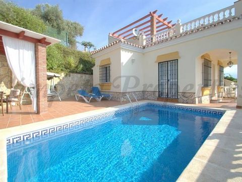 Maravillosa casa de campo con piscina privada en España. Esta casa cuenta con una ubicación ideal a tan sólo 4 kilómetros del pueblo costero de Torrox. Tiene una amplia terraza donde hay una cocina de verano con zona de barbacoa y el área de la pisci...