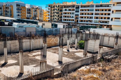 Identificação do imóvel: ZMPT555118 Are you a real estate investor or a builder? We have the right opportunity for you! Land for construction of buildings of 5 or 6 floors, plus a lot dedicated to services, commerce, gardens, and a swimming pool. In ...