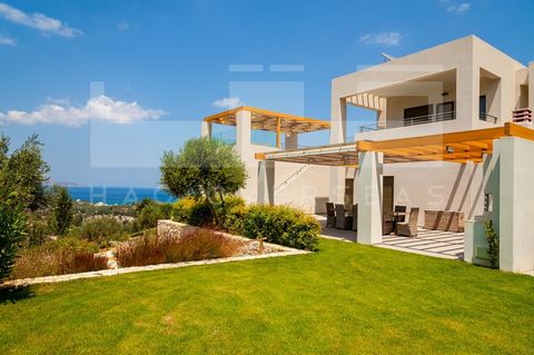 Dit is een spectaculaire 370m2, 5 slaapkamer, luxe villa gelegen in de heuvels van Kreta en met uitzicht op de zee. Het beschikt over een verwarmd zwembad, prachtig aangelegde tuinen, een sauna, een wijnkelder, een bioscoop en een speelkamer. Deze vi...