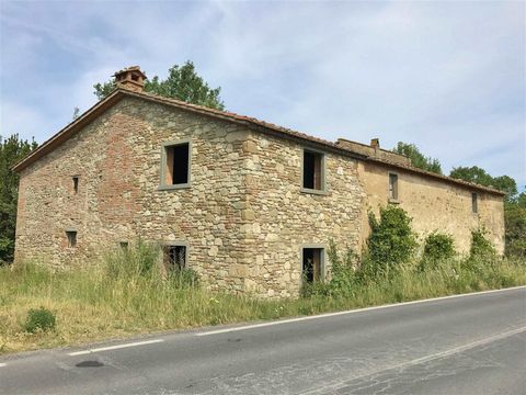 CORTONA (AR), loc. Terontola: near the SS75 Umbro-Casentinese road, independent farmhouse of 400 sqm on two levels composed of: - Ground floor: various funds currently used as warehouses with the possibility of conversion into living quarters or acco...