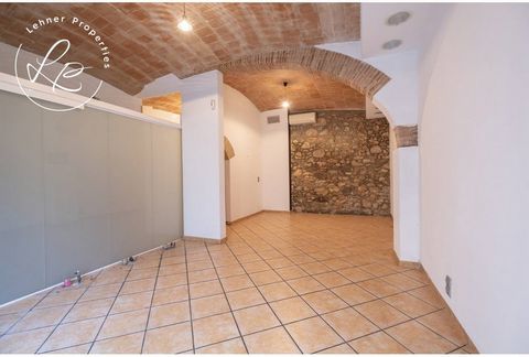 Magnificent house in the centre of Figueres with commercial premises, ideal for business. The property has been completely refurbished, preserving original elements such as the Catalan vaults and stone walls, which gives it a very cosy rustic touch. ...