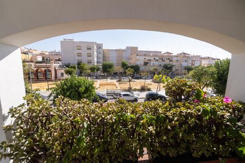 Typical Spanish VILLA on the city's golden mile, Calzada de la Duquesa Isabel, impossible location, luxurious and spacious property with views from the porch or terrace to the avenue and a step away from the center or promenade. The ground floor cons...