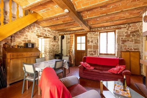 Stay in this old stone country house located in a pretty village with a character not far from the Parc du Morvan. In summer, you can find an above-ground swimming pool (July and August, unheated), set in a pleasant garden in the heart of nature. Thi...