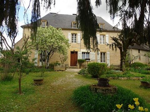 Montignac-Stone house-5 rooms. Price €311,850 Fees: 5% TTC included buyer's charge, i.e. 297,000 euros excluding honorarium. In the town of Montignac-Lascaux, not far from the town centre, Come and discover this stone real estate complex, composed of...