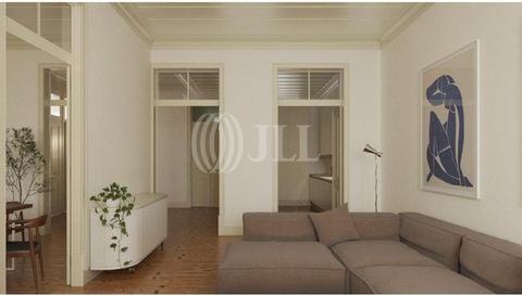 4-bedroom apartment, for full renovation, 165 sqm (gross floor area), in Lapa, Estrela, in Lisbon. The apartment with generous areas and a privileged location comprises a living room, a dining room, four bedrooms, a bathroom, and a kitchen. It has tw...