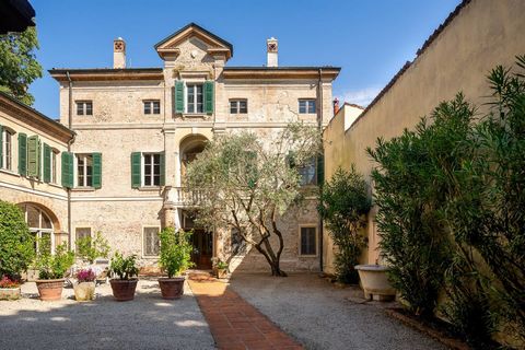 In Castiglione delle Stiviere, in the historic centre, we offer for sale an important palace of considerable size with a park of approximately 2,700 square metres. This property represents a unique opportunity for its beauty and versatility of use, e...