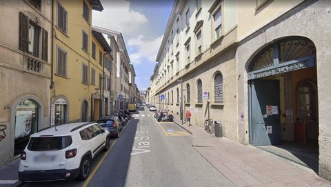 Bergamo - In via San Bernardino we offer for sale a nice shop on the street.