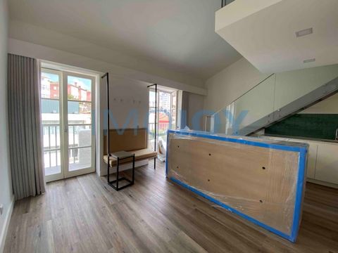 Loft met een eigen oppervlakte van 50,69 m2, waaraan een mezzanine van 10,22 m2 en een balkon van 6,31 m2 is toegevoegd. Deze fractie integreert twee omgevingen. Op de benedenverdieping is er een woonkamer met een balkon, open keuken en complete badk...