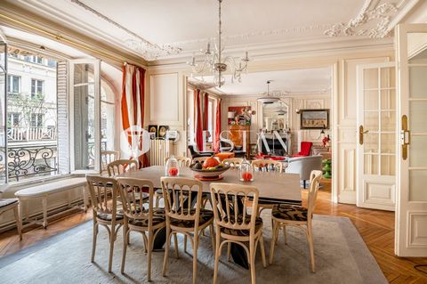 Prestant biedt u in het hart van Neuilly een appartement te koop aan van 158 m² in een elegant Haussman-gebouw, midden in de Zavelwijk, dichtbij alle winkels. De kamers versierd met parketvloeren, lijstwerk en zelfs open haarden, een drievoudige ontv...