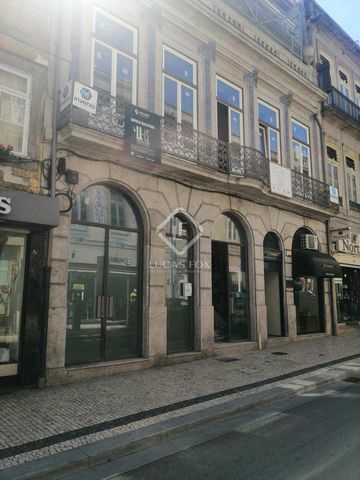 Shop with an area of 267 m2 on floor 0 and a storage area with an area of 84 m2 on floor -1. This store is located in a historic building on Rua de Fernandes Tomás, between Ruas de Sá da Bandeira and Bonjardim, in the heart of Baixa do Porto, with a ...