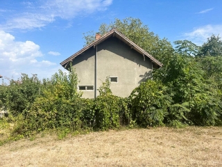 Price: €35.000,00 District: Ruse Category: House Area: 120 sq.m. Plot Size: 1000 sq.m. Bedrooms: 3 Bathrooms: 1 Location: Countryside We are pleased to offer for sale this massive 2- storied house with nice garden, situated on a silent asphalt street...