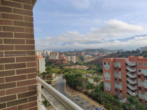 Discover the perfect blend of comfort and convenience in this spacious 3-bed 2bath apartment with a semi-private elevator, offering tranquility on every floor. Enjoy stunning views of El Ávila. Don't miss out, just minutes from the highway and Las Me...