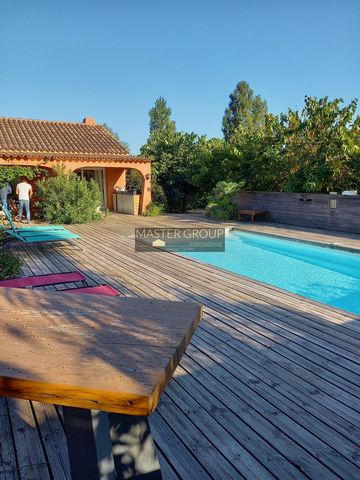 Nous vous présentons cette superbe villa de 217 m2 située sur un terrain spacieux de 2500 m2, à proximité de Lecci. Elle offre un environnement empreint de sérénité et de tranquillité, idéal pour savourer des moments de détente, notamment autour de l...