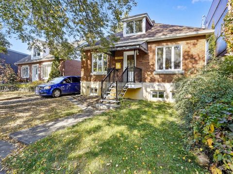 Bi-Generation House to Discover in Ahuntsic. Welcome to 10341 Péloquin Avenue, a beautiful residence nestled in the heart of the sought-after Ahuntsic district. This spacious bi-generational home with its 5 bedrooms and 4 bathrooms offers rare space ...
