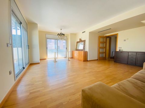 Duplex penthouse for sale in Av salvador Dali that has on the ground floor an entrance hall, a large living room with access to a south-facing terrace, an independent kitchen equipped with a laundry room, a bathroom with bathtub, on the first floor w...