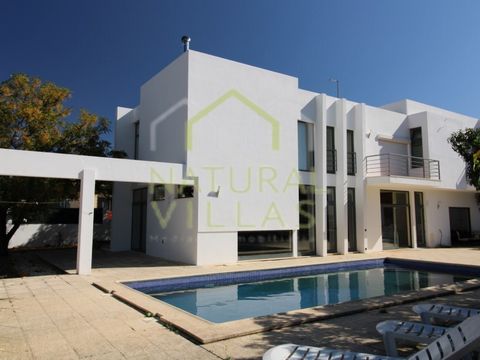 Moderne Villa mit 3 Schlafzimmern und Pool in Vale de Éguas, Almancil an der Algarve. Das Anwesen besteht aus zwei (2) oberirdischen Etagen, einem Erdgeschoss und einem Obergeschoss, mit einer Gebäudegrundfläche von 151,28 m2. - Wunderschönes Wohnzim...