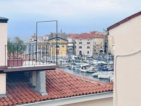 Welcome to this exquisite 3-room apartment, offering an expansive 90.40 square meters of living space, and boasting mesmerizing sea views, right in the vibrant center of Piran. Bright and spacious, this apartment is perched on the 3rd floor of a hist...