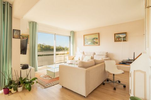 Nestled on the seventh and last floor, come and discover without delay this superb apartment offering space and comfort, close to all amenities. This magnificent double apartment will seduce you with its two large, bright living rooms, perfect for en...