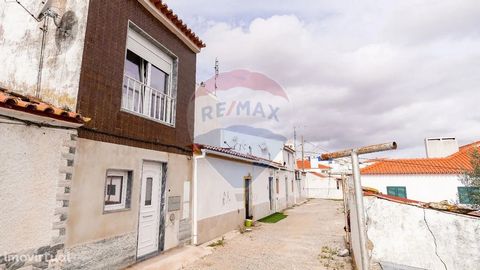 Located in the parish of Rio de Moinhos, municipality of Borba, 1h30 from Lisbon and 1h from Badajoz, you can find this pleasant and cozy villa. If you are looking for the quiet of the Alentejo, this may well be the villa you were looking for.... Com...