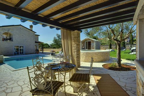 Deze charmante half vrijstaande villa ligt in het dorp Rovinjsko Selo, op 8 km afstand van de betoverende stad Rovinj! In de prachtige tuin ligt het verwarmde zwembad (40 m², diep 1.40 m) met zonneterras. Geniet op je ligbed van een glas Istrische wi...