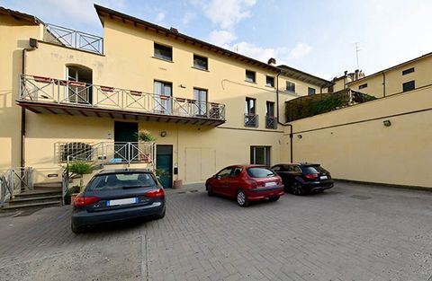 Introduction We present a space of approximately 350 sqm with extensive potential for various uses. Within the same property, you'll find a welcoming shop, a spacious warehouse, and a well-lit office. Type: Residential Square Meters: 350 Rooms: 8 Ene...