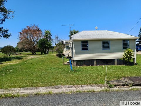 This quaint, Two bedroom home in Silky Oak sits on a generous land area of 2,023 sqm, this home offers ample space for outdoor activities, gardening, or even future expansion with a large shed. The property boasts a well maintained lawn, providing a ...