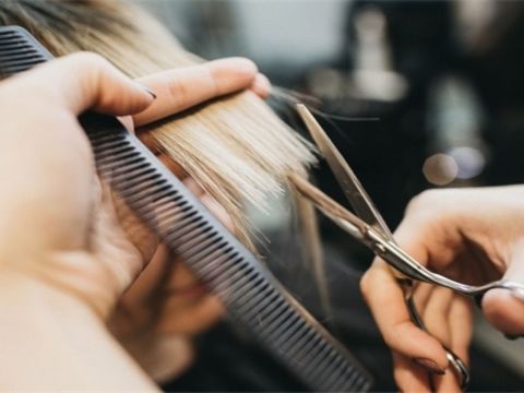 HAIR SALON -- NORTH MELBOURNE -- #5700776 Hair salon * Located in North Melbourne * $4,000 per week for 4 seats * Cheap weekly rent of $367, good location * New lease for 6 years, only 6 days * The same owner has been doing it for 10 years and is sta...
