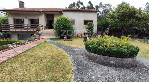Property ID: ZMPT562009 Detached house of typology M6, in Marinha das Ondas locality, with 2 residential floors. The villa comprises: 2 living rooms, 2 kitchens, 5 bedrooms and 2 bathrooms. It has several annexes with bedrooms, bathroom, living room ...