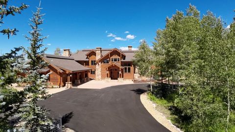 Doświadcz górskiego luksusu, życia w najlepszym wydaniu dzięki tej wspaniałej nieruchomości położonej na 160 akrach w Wolf Creek Ranch, na wschód od Heber w stanie Utah, 45 minut od Deer Valley Resort i prywatnego lotniska Heber. Ciesz się korzystani...