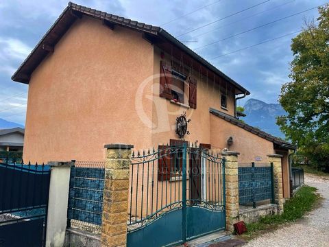 Semi-detached house of 85 m2 with garden, terrace and a veranda to be redone. Located in a quiet area and not overlooked, you will be seduced by the functionality of its space and its interior layout. It consists on the ground floor, of a beautiful l...