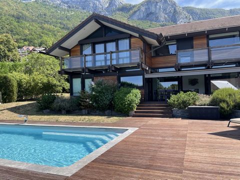 Veyrier du Lac, beautiful modern house with high-end fixtures and fittings 266 m2 floor area and a stunning view of the lake plus separate apartment 32 m2.. The house has 5 bedrooms, 3 bathrooms, office. Lovely enclosed garden measuring 2.251 m² with...